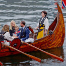 Kronprins Haakon, Kronprinsesse Mette-Marit og Prinsesse Ingrid Alexandra fikk sitte på med kvinneskipet "Embla" under besøket i Fosnavåg. (Foto: Stian Lysberg Solum / NTB scanpix)